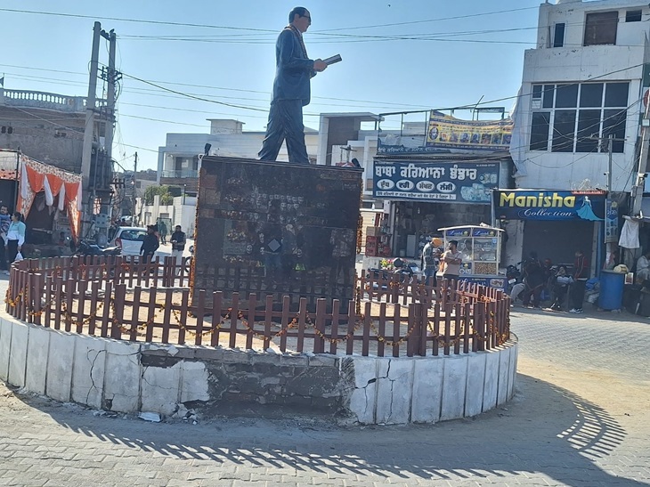 जालंधर में चौक पर लगी भीमराव अंबेडकर की प्रतिमा।