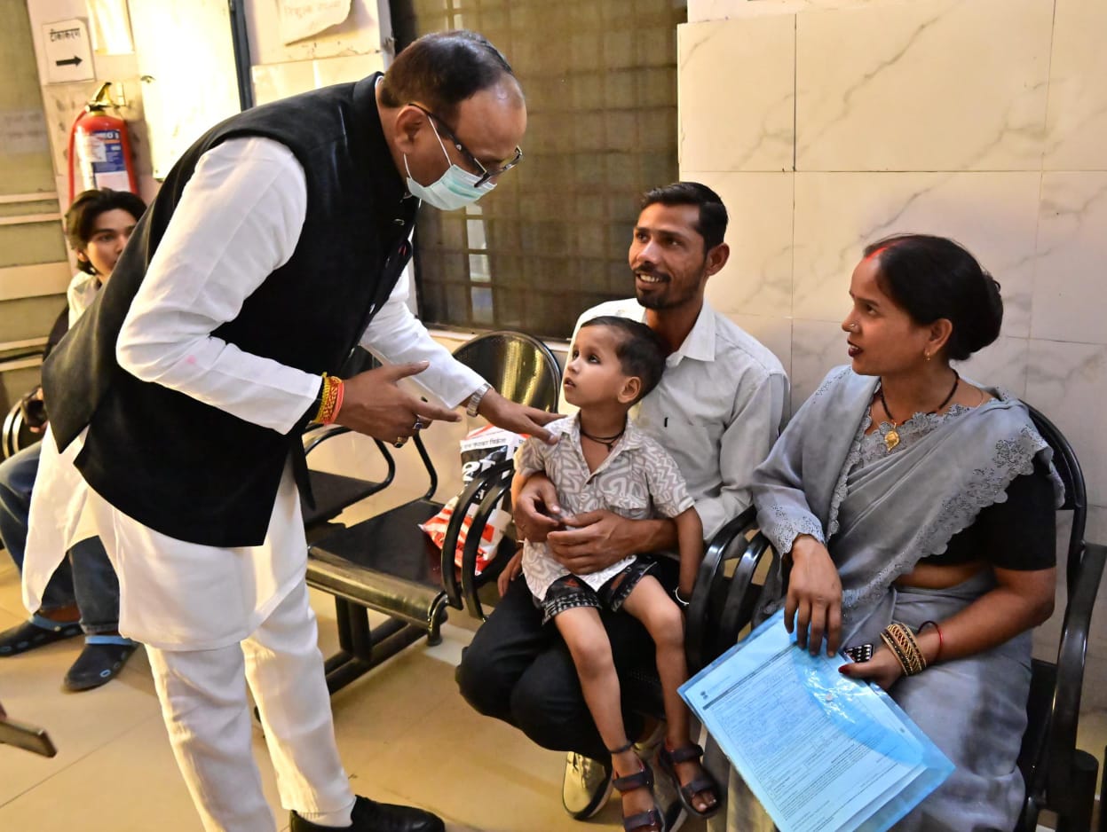 चिनहट सीएचसी में मरीजों का हाल-चाल पूछते डिप्टी सीएम बृजेश पाठक।