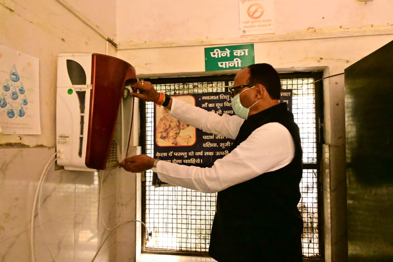 डिप्टी सीएम बृजेश पाठके ने अस्पताल में पीने के पानी को चेक किया सही ना पाने पर सख्त नाराजगी जताई।