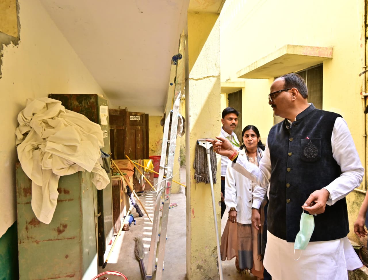 अस्पताल में साफ-सफाई ना मिलने पर लगाई फटकार।