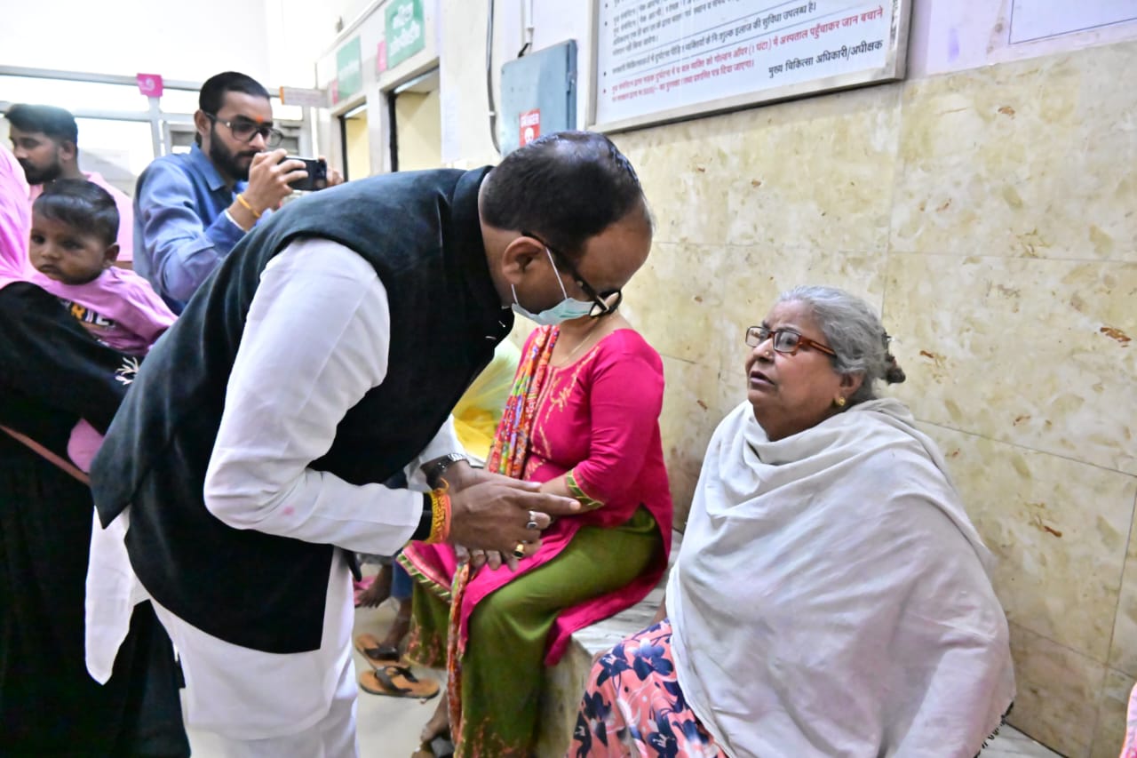 डिप्टी सीएम ने सरकारी अस्पताल में मरीजों से उनका हालचाल जाना। इस दौरान वहां मौजूद लोग उन्हें पहचान नहीं पाए।