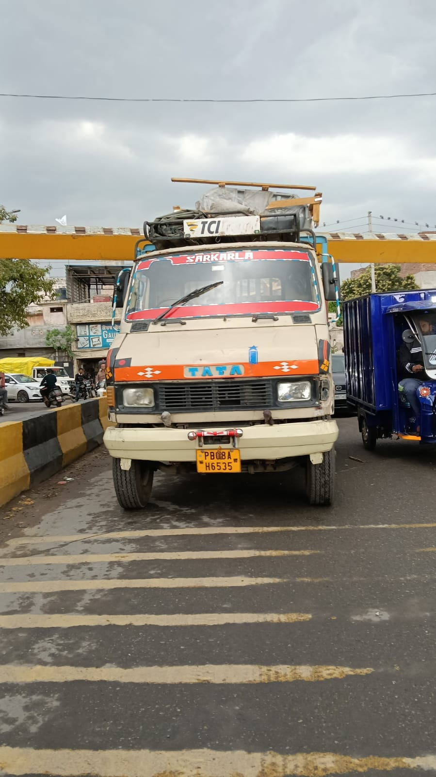 गाड़ी से टक्कराया गार्डर।