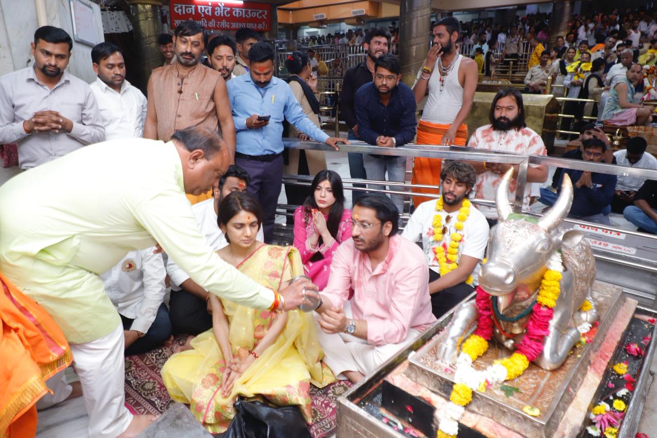 महाराष्ट्र के डिप्टी सीएम रहे अजित पंवार के बेटे पार्थ पंवार और कुछ विधायक भी मौजूद थे।