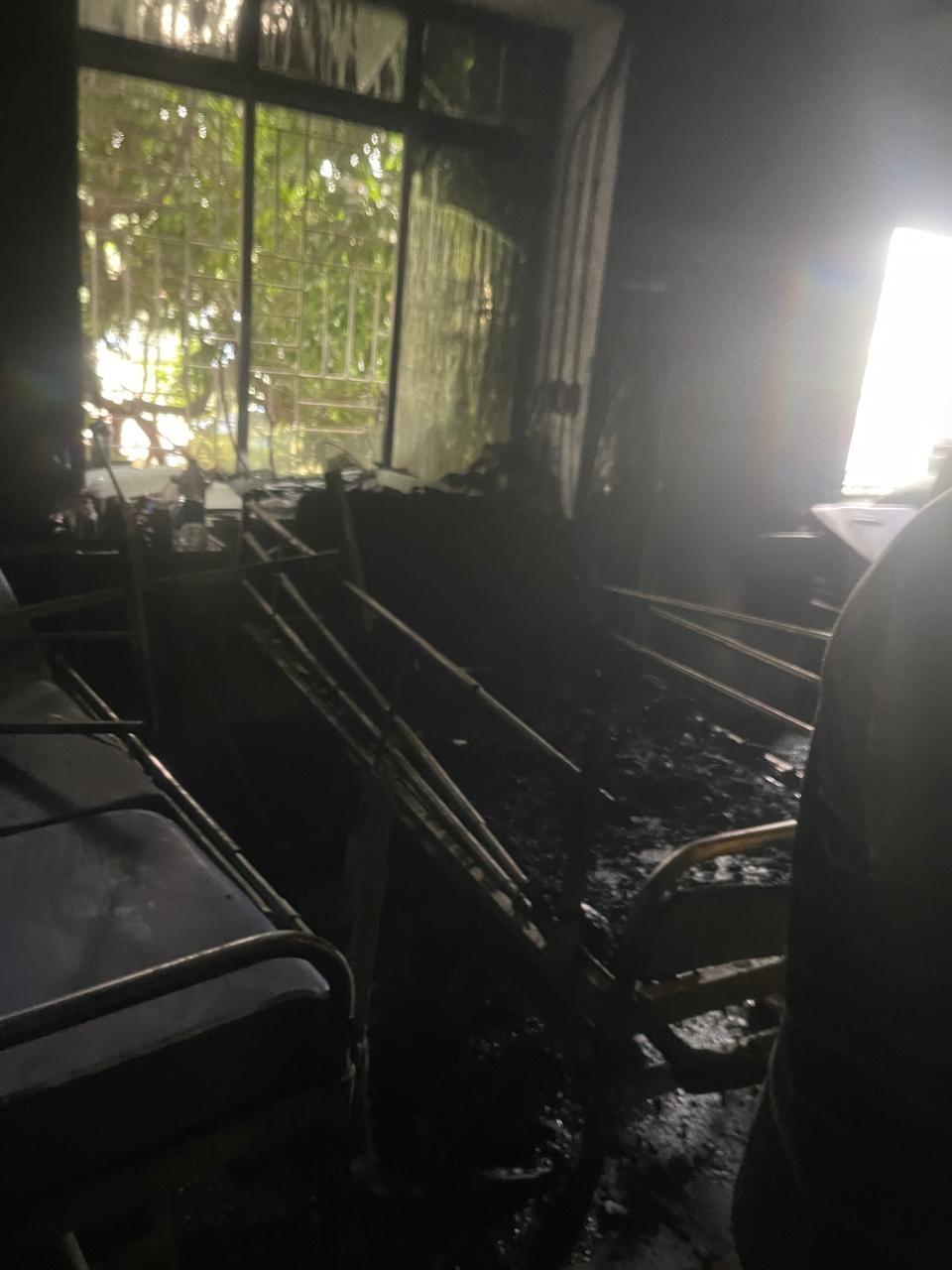 ट्रॉमा केयर यूनिट के कई बेड पूरी तरह जलकर राख हो गए।