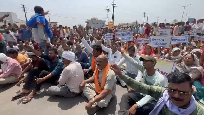 अपनी मांगों के लेकर आंदोलन कर रहे हैं ग्रामीण।