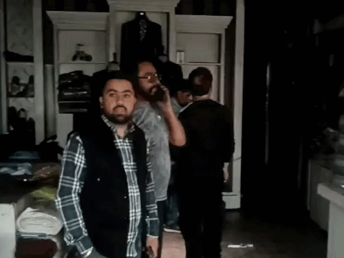 आग लगने पर दुकान में पहुंचे मालिक सागर और अन्य।