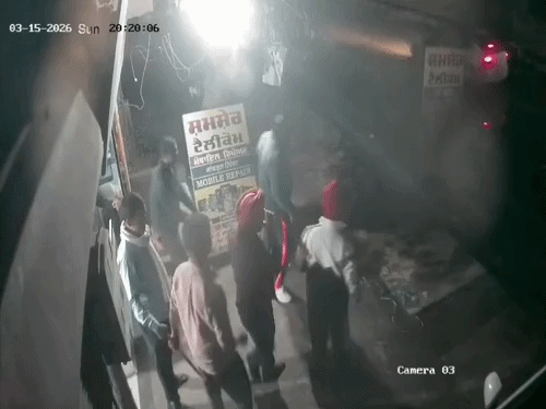 गोलियां चलने के बाद दुकान के बाहर खड़े लोग भागते हुए