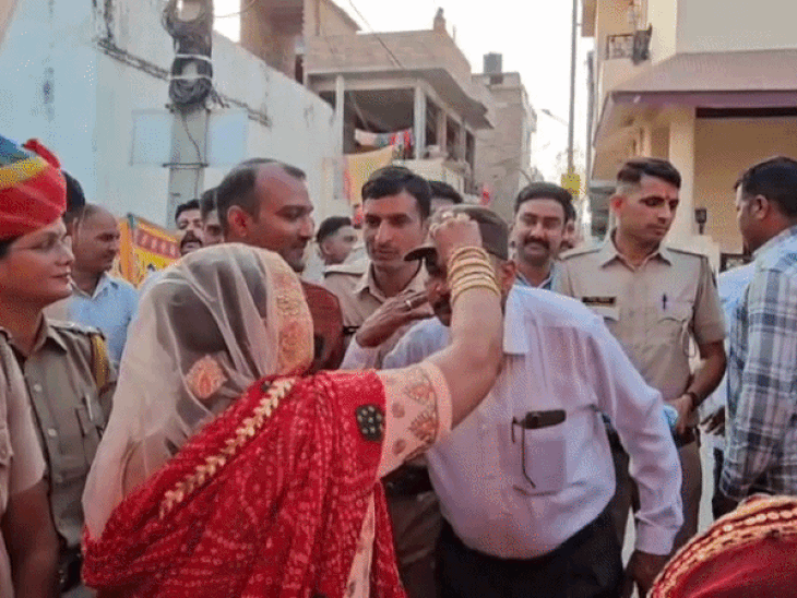 पुलिसकर्मियों ने महिला कुक के यहां भरा 1.11लाख का मायरा:  नाराज भाई नहीं आए तो ढोल-नगाड़ों के साथ पहुंचा पूरा प्रतानगर थाना, थाने में 25 साल से कुक है महिला – Udaipur News