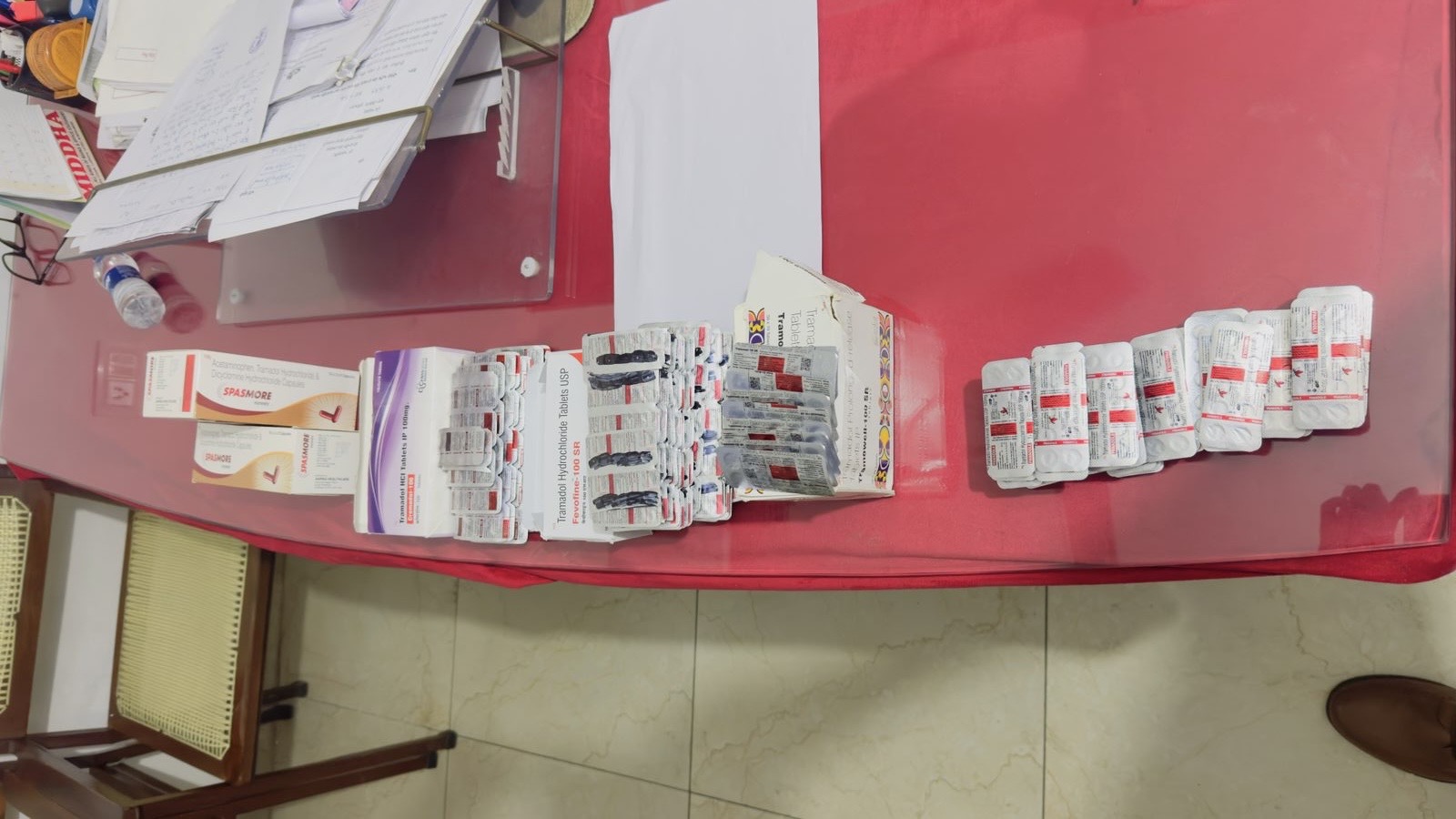 दुकान से बरामद हुए गोलिया