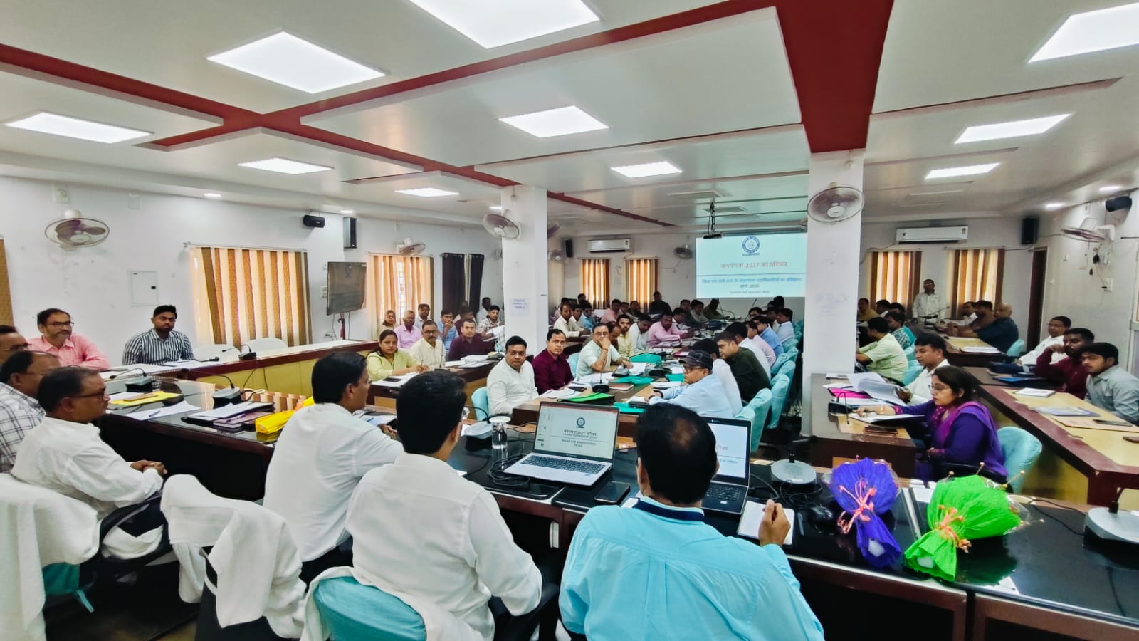 अधिकारियों के संग बैठक करते डीएम।