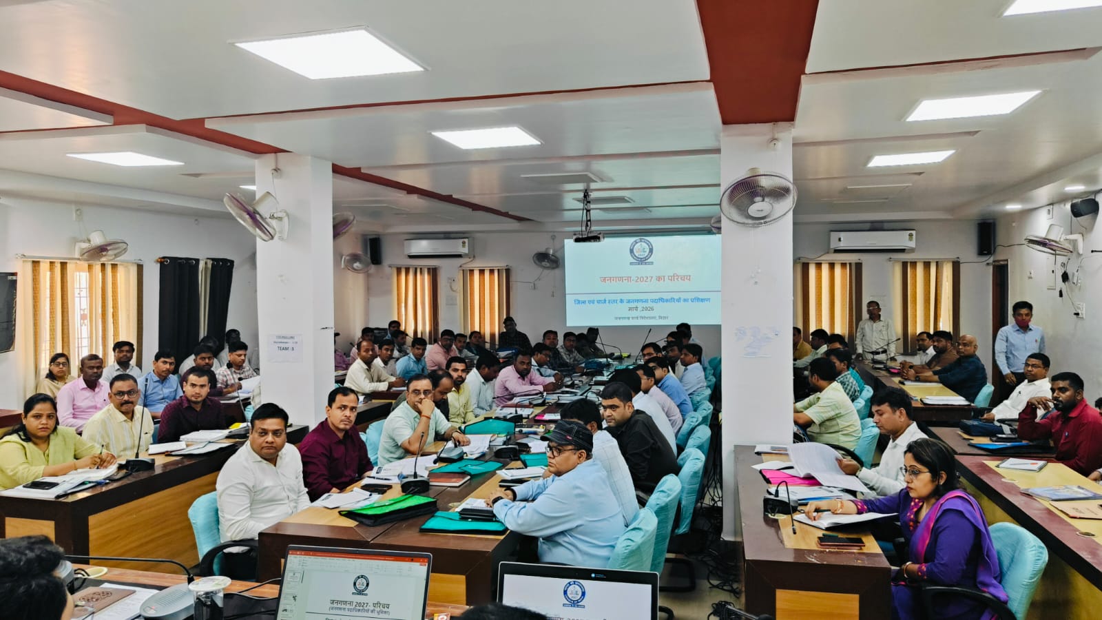 प्रशिक्षण में शामिल अधिकारी।