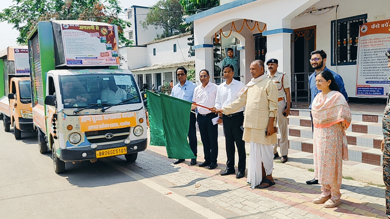 जागरूकता रथ को रवाना करते जिलाधिकारी।