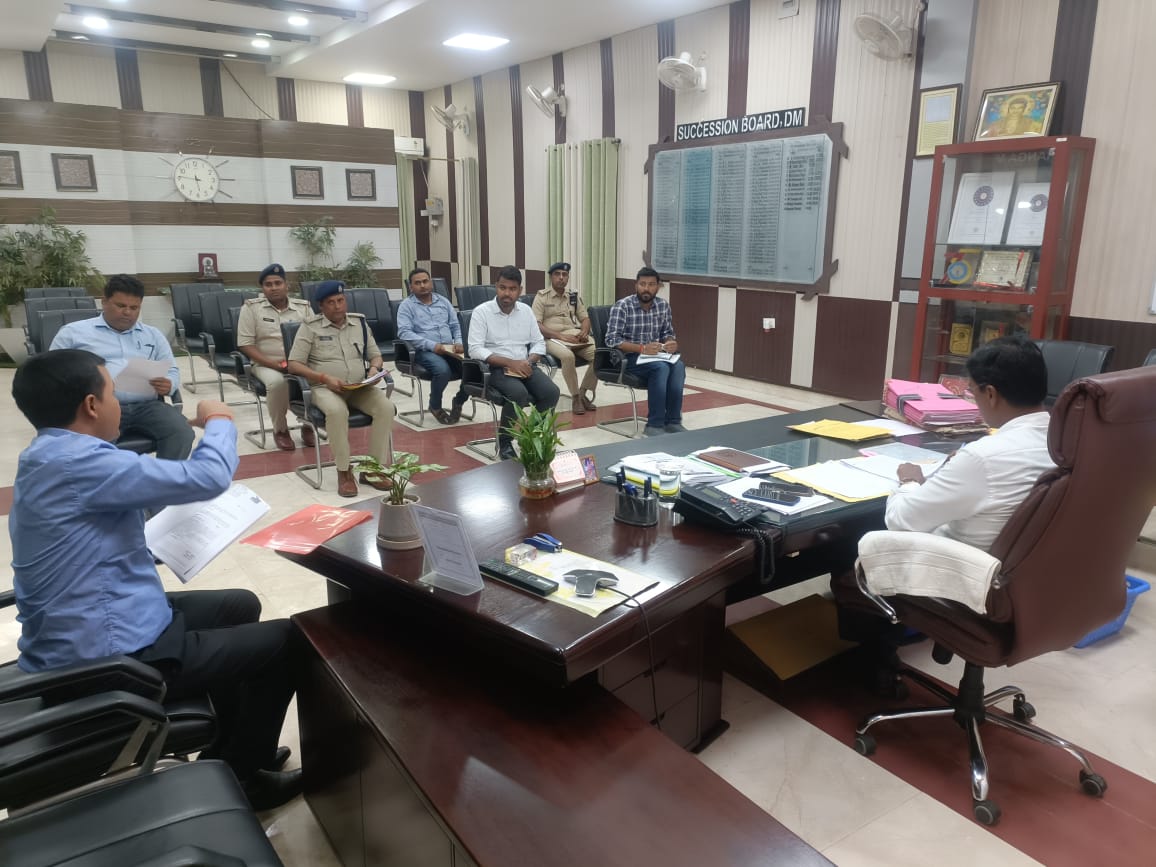 सड़क सुरक्षा को लेकर बैठक करते डीएम।