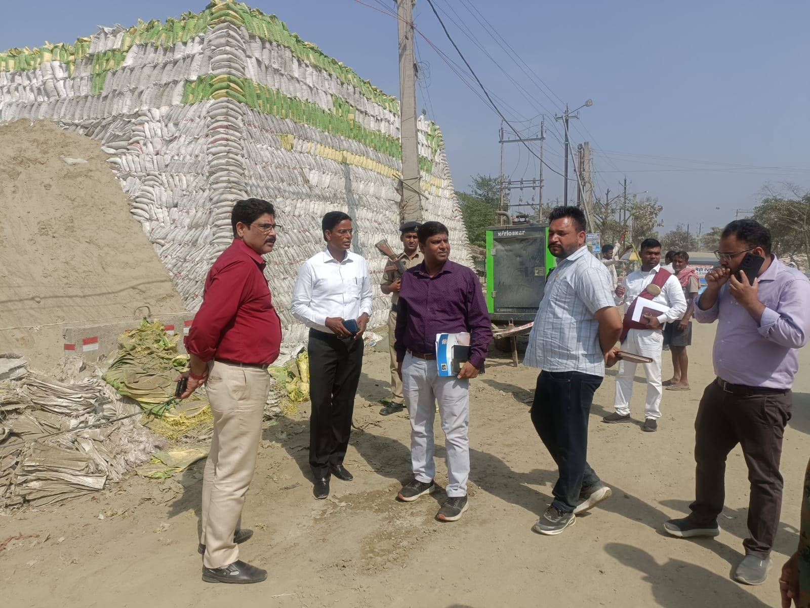 एलिवेटेड सड़क का निरीक्षण करते हुए।