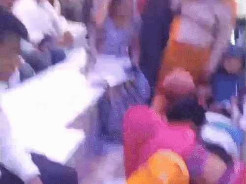 होटल में जरूरत से ज्यादा कर्मचारियों के आने से सभागार में भीड़ हो गई।