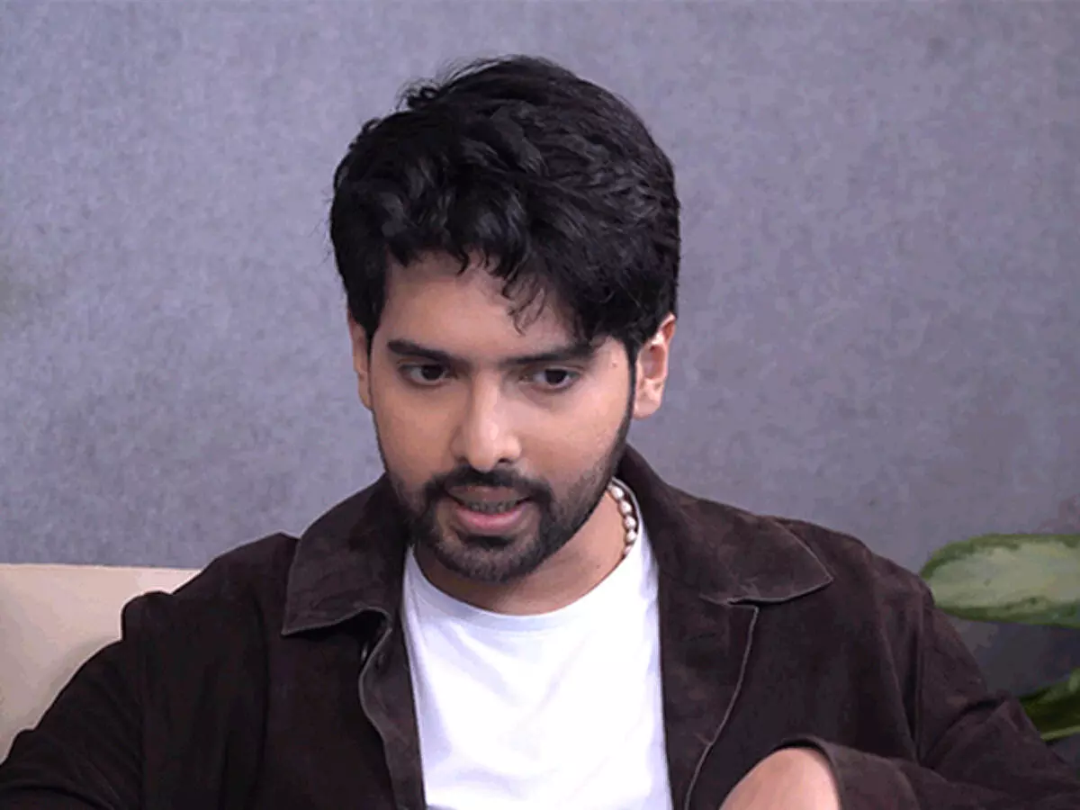 सिंगर अरमान मलिक ने इसे गिरावट की नई मिसाल बताया है।