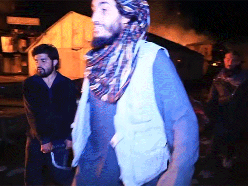 हॉस्पिटल पर हमले के बाद शवों को स्ट्रेचर पर रखकर बाहर निकाला गया।