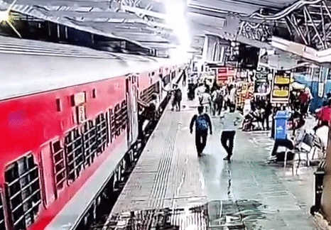 जोधपुर स्टेशन पर गाड़ी संख्या 19223 साबरमती-जम्मूतवी एक्सप्रेस रवाना हो गई थी।