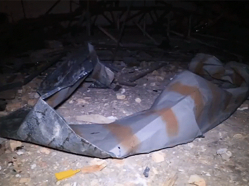 अफगान रेस्क्यू टीम के मेंबर शवों को ढंकते हुए।