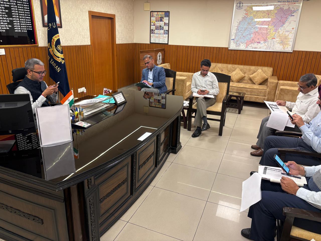 जिला कोषागार अधिकारी सीनियर मनदीप सिंह चौहान मीटिंग में जानकारी देते हुए। - Dainik Bhaskar