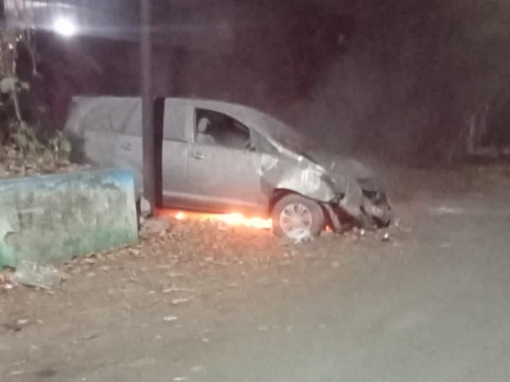 सड़क किनारे खड़ी कार हुई जल कर ख़ाक