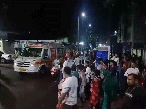 हादसे की खबर लगते ही मरीजों के परिजन हॉस्पिटल के बाहर जमा हो गए।