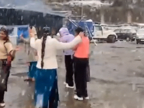 चंबा के भरमौर में बर्फ गिरने की खुशी में नाचते हुए स्थानीय लोग।