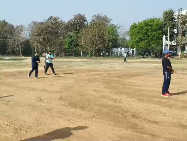 मैदान में बॉल कराते डीएम।