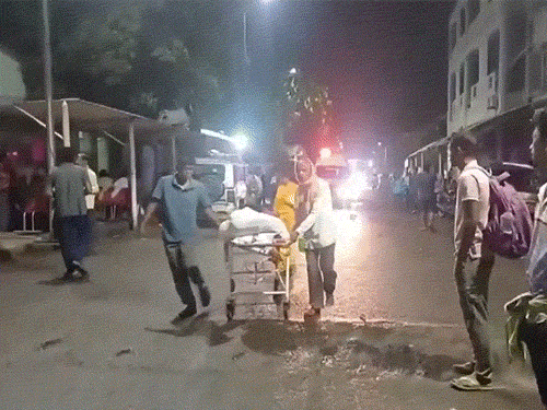 परिजन को ही ऑक्सीजन सिलेंडर समेत बाकी जरूरी सामान लाना पड़ा।