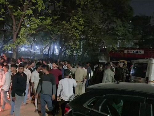 किसी तरह स्थिति पर काबू पाया गया।