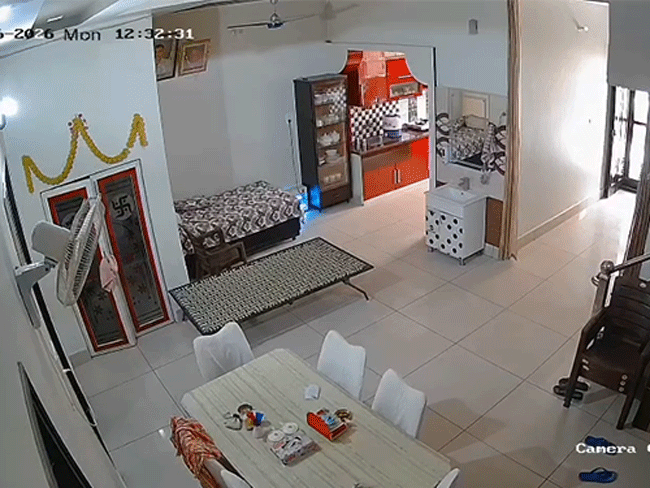 सास को बालों से खींचकर जमीन पर पटकती बहू। - Dainik Bhaskar