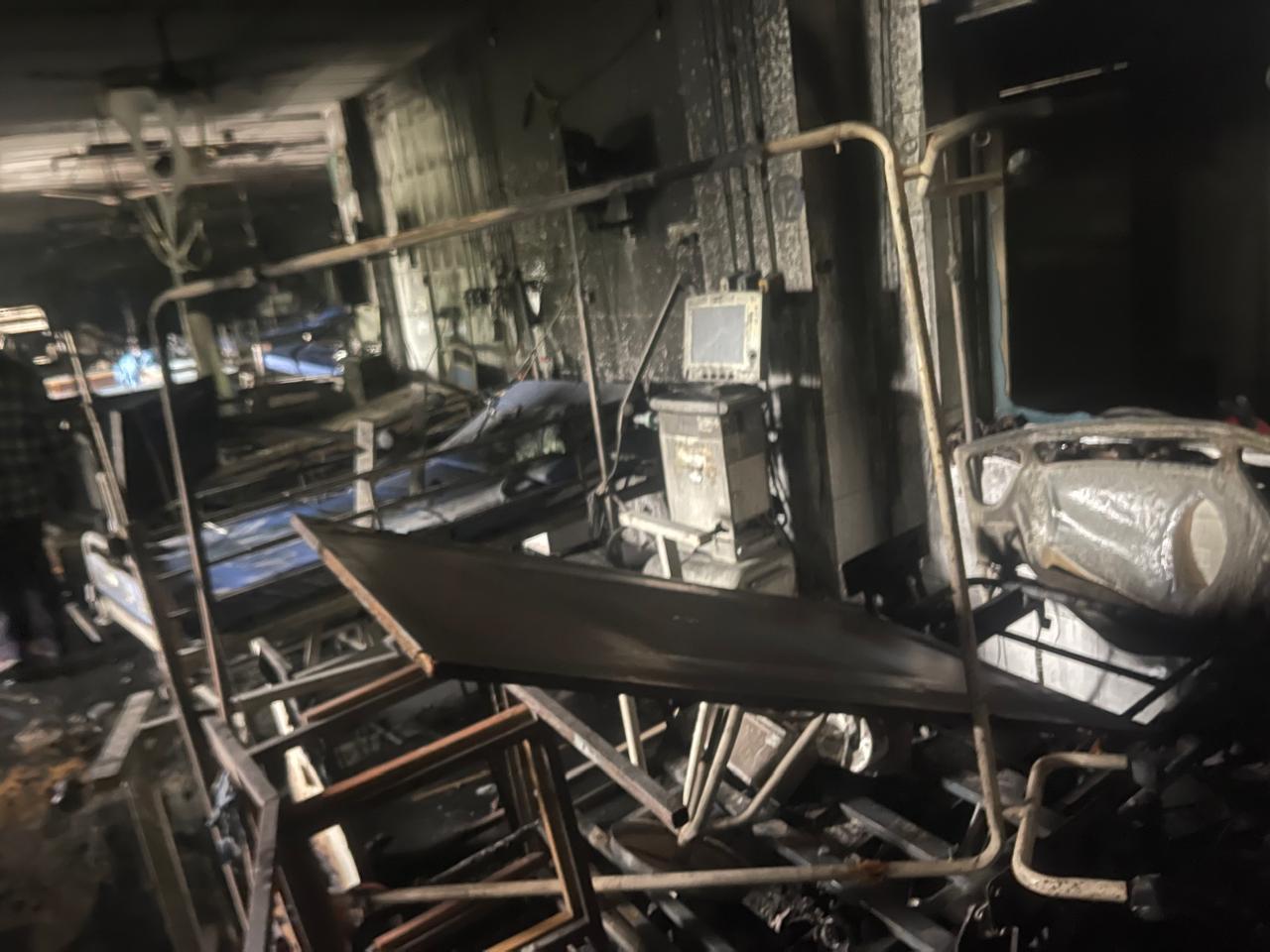 सुबह जब आग बुझी तब ICU के अंदर बेड और मशीनें जले हुए नजर आए।