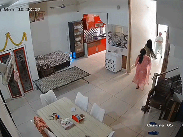 जमीन पर पटकने के बाद सास को थप्पड़ मारती बहू।