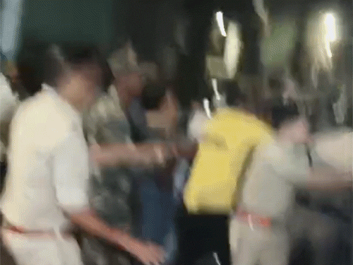 देखते ही देखते मामला मारपीट और पथराव तक पहुंच गया