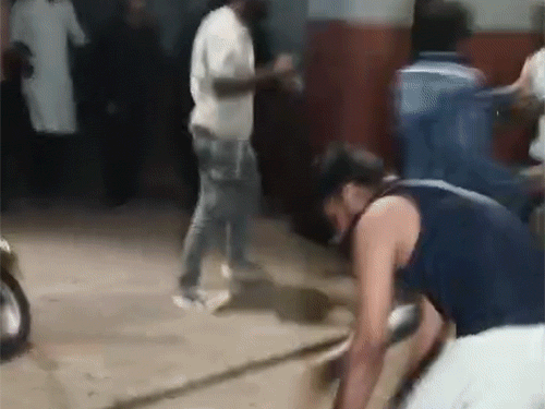 भिलाई में सोमवार देर रात 2 पक्षों में विवाद हो गया।