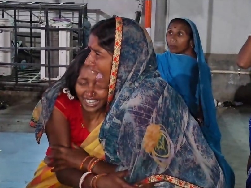 घटना की जानकारी के बाद परिजनों का रो-रोकर बुरा हाल।