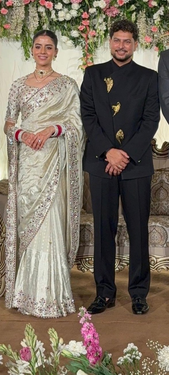 वंशिका ने क्रीम कलर की साड़ी पहनी है। इसमें स्टोन से कढ़ाई है। कुलदीप ने बंद गले का ब्लैक सूट पहना है।