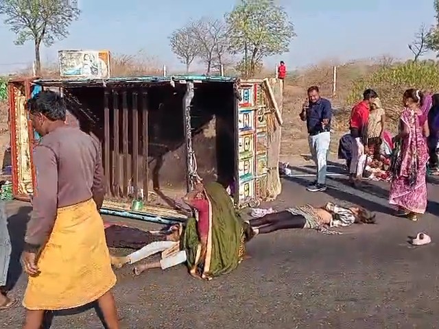 मदद को पहुंचे राहगीर।