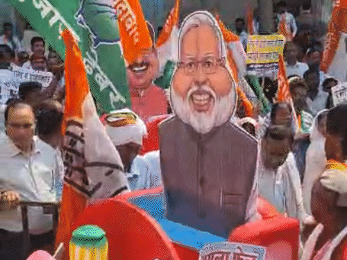 कांग्रेसियों ने नाली से गैस चूल्हा जोड़कर चाय बनाकर विरोध जताया।