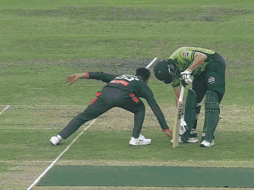 सलमान आगा के आउट होने के बाद मेहदी हसन मिराज और सलमान आगा के बीच बहस हुई।