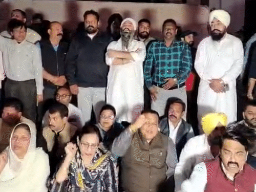 होटल के बाहर धरने देकर नारेबाजी करते नेता व लोग।