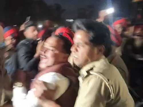 पुलिस ने कार्रवाई का विरोध कर रहे नेताओं को हिरासत में लिया है।