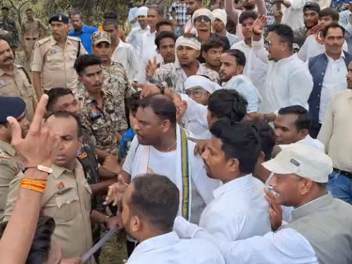 घेराव के दौरान पुलिस और कांग्रेस कार्यकर्ताओं के बीच झूमाझटकी हुई।
