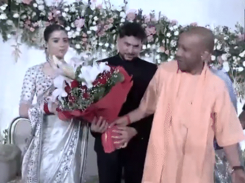 सीएम योगी ने कुलदीप-वंशिका को बुके दिया। परिवार से भी मुलाकात की।