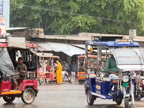 यूपी में पिछले 2 दिन हल्की बारिश हुई। इस दौरान पारे में गिरावट आई। लोगों को कुछ हद तक गर्मी से राहत मिली। - Dainik Bhaskar