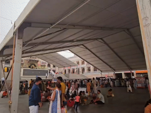 काशी विश्वनाथ मंदिर में श्रद्धालुओं को धूप और गर्मी के बचाने के लिए जर्मन हैंगर की व्यवस्था की गई है। जूट के मैट बिछाए गए हैं। पानी और कूलर-पंखों की व्यवस्था की गई है।