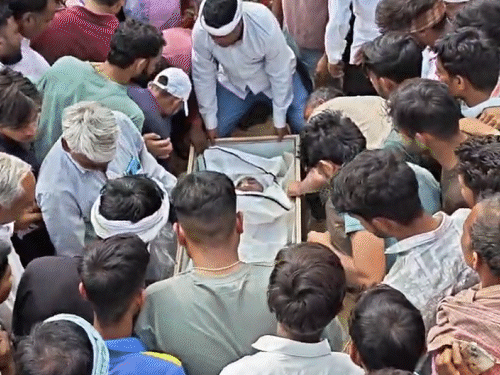 शव पहुंचने की सूचना मिलते ही आसपास के गांवों के भी लोग विक्रम वर्मा (मृतक) के घर पहुंच गए थे।