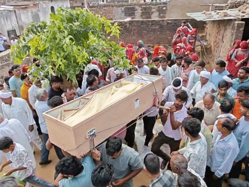 ओमान में जान गंवाने वाले विक्रम वर्मा का मंगलवार को अंतिम संस्कार किया गया।