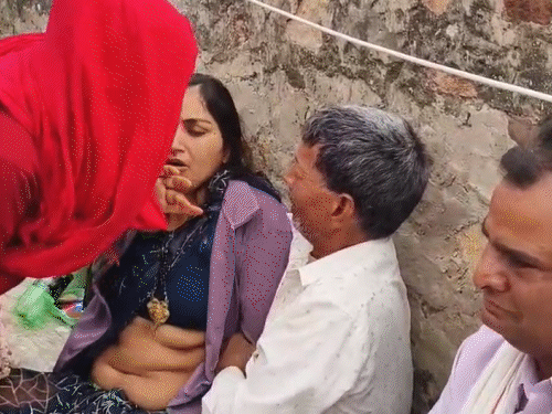 विक्रम वर्मा का शव गांव पहुंचा तो उसकी बड़ी बहन और पिता फूट-फूटकर रोने लगे।