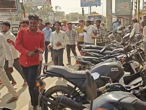 प्रदर्शन की वजह से सड़क पर लंबा जाम लग गया। इसे देखते हुए पुलिस ने लाठी फटकार कर लोगों को हटाया।